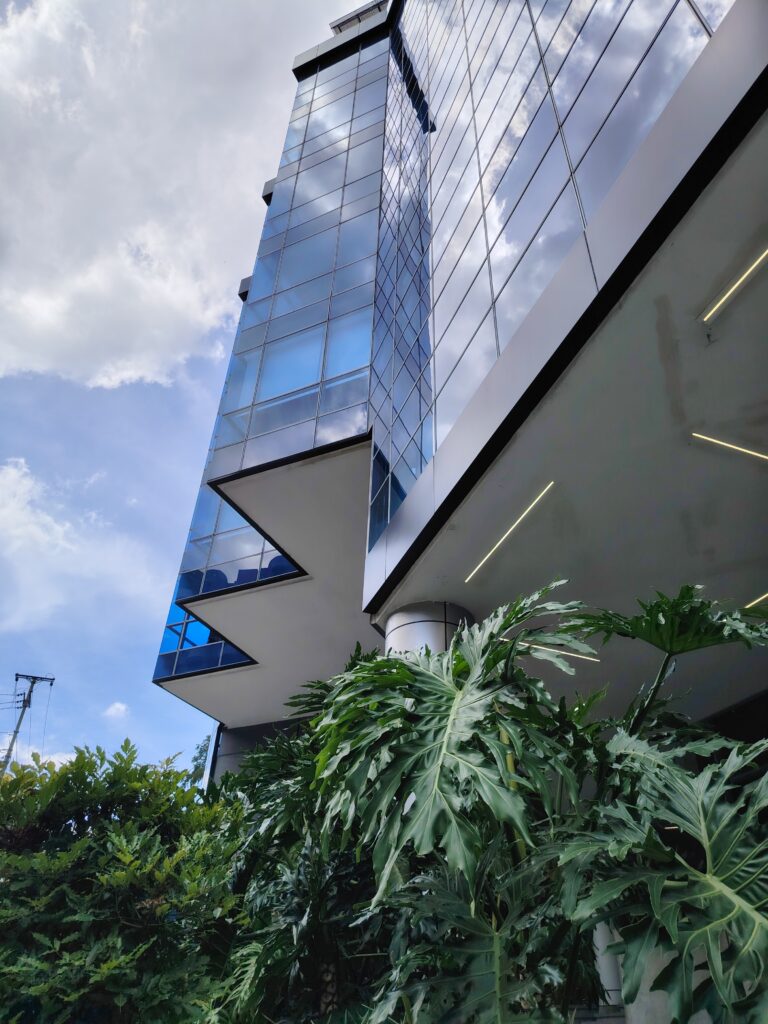 VENTA DE OFICINA COMERCIAL EN TORRE Q 400M2- SUBIDA DE LOS NARANJOS