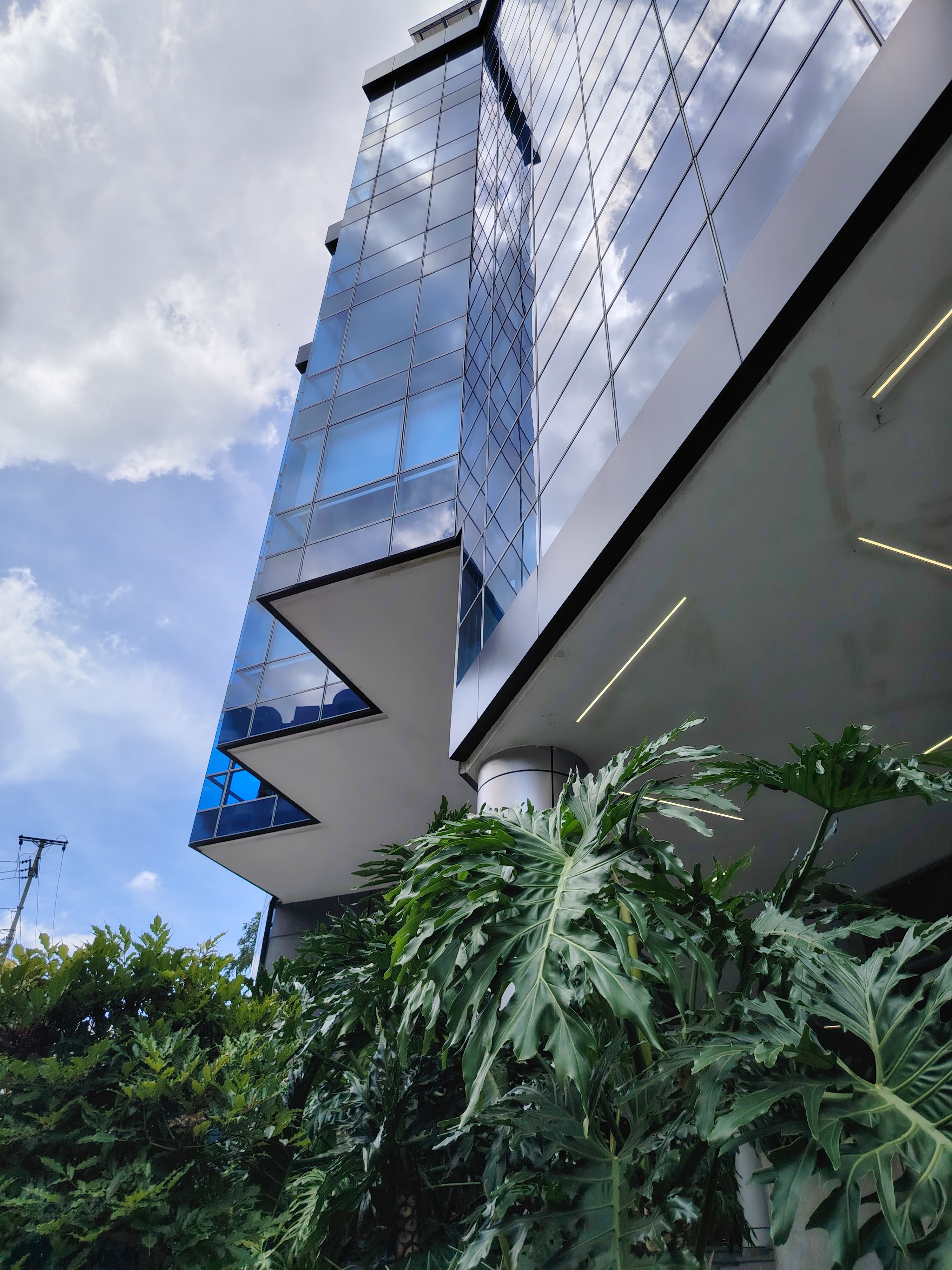 VENTA DE OFICINA COMERCIAL EN TORRE Q 400M2- SUBIDA DE LOS NARANJOS