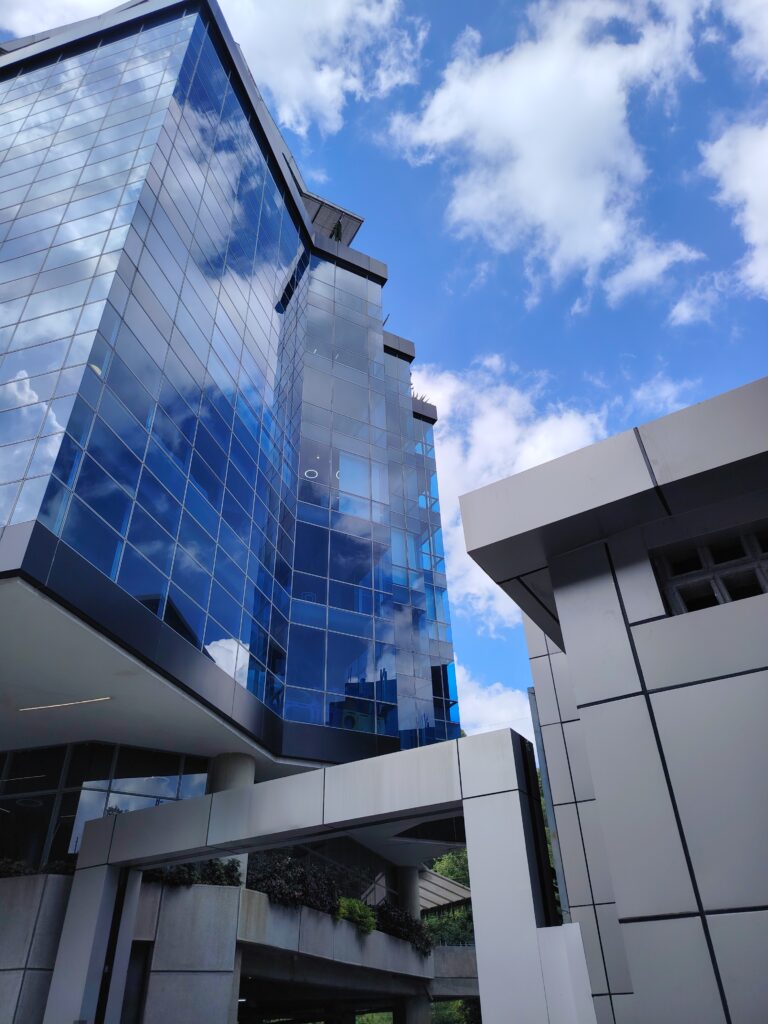 Alquiler de Oficina Comercial en Torre Q 400M2 – Subida de los Naranjos