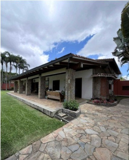 Venta de Casa Colonial 2100M2 en La Lagunita