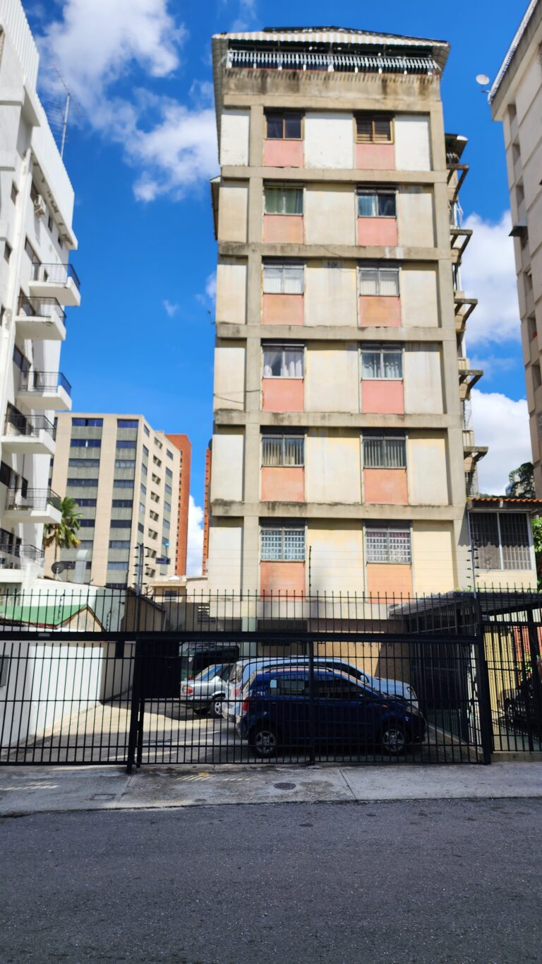 Venta de PH para remodelar en La Campiña de 188m2