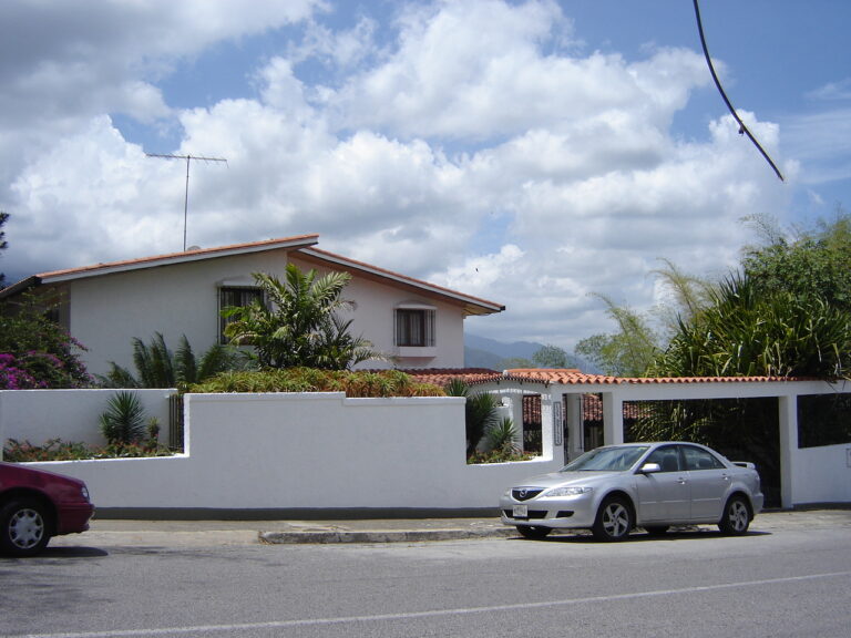 Alquiler de Casa Urb. Miranda 2000m² calle cerrada con vigilancia